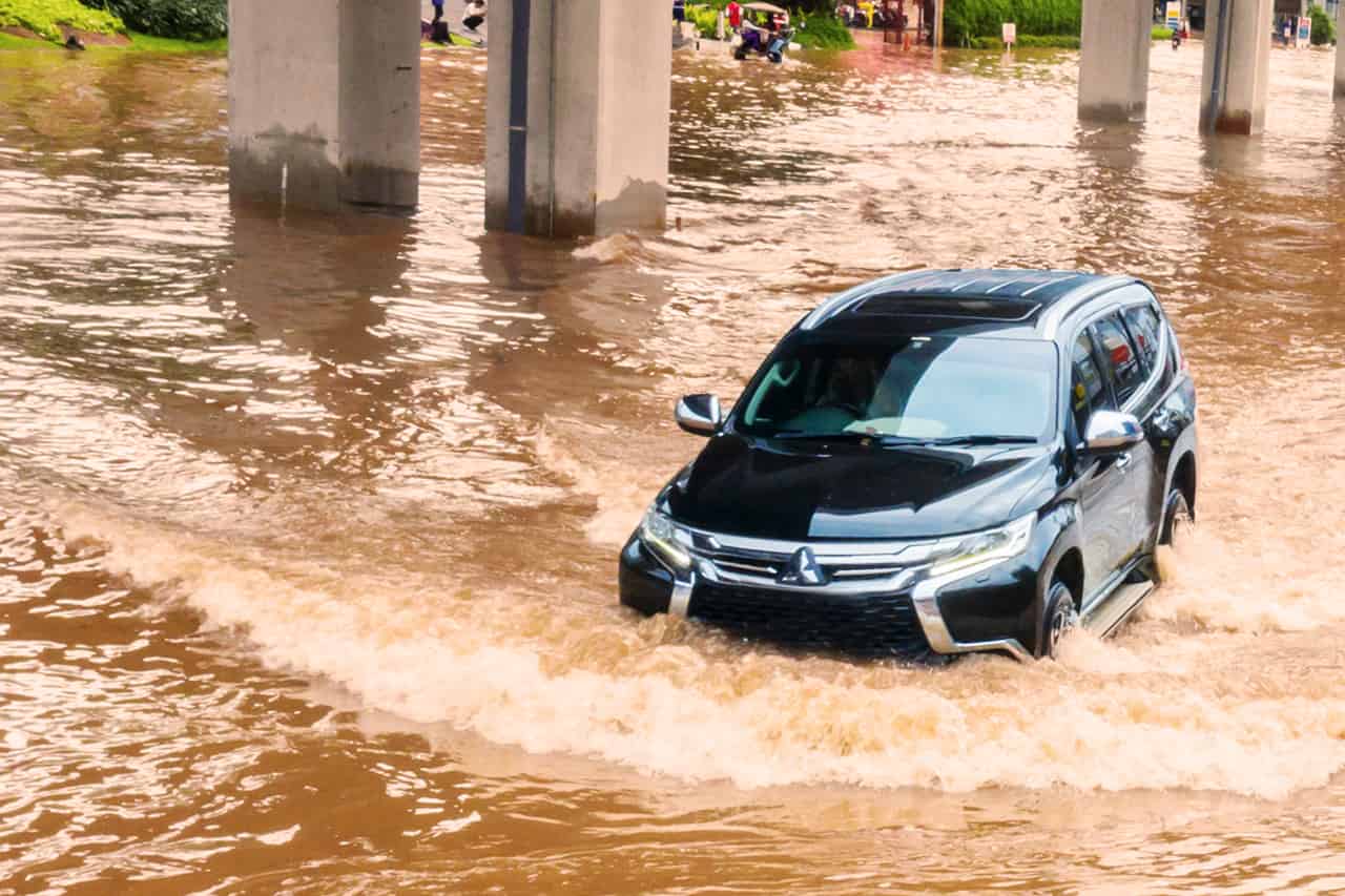 Mobil nerabas banjir